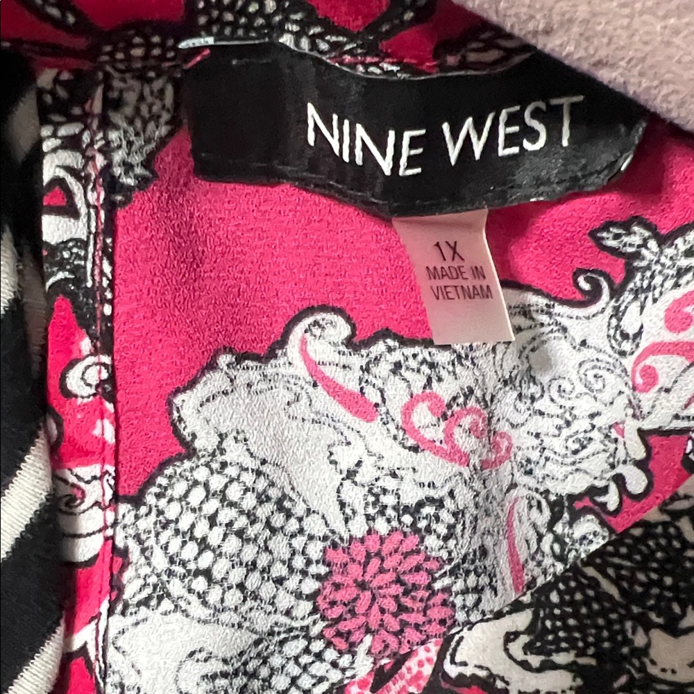 Nine West Women's Chic Sleeveless Paisley Top w/ Key-hole neckline NWT - Picture 2 of 3